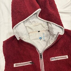 KÜHL Skata Reversible Sherpa Fleece Hooded Vest Women’s M/L Burgundy Cream
